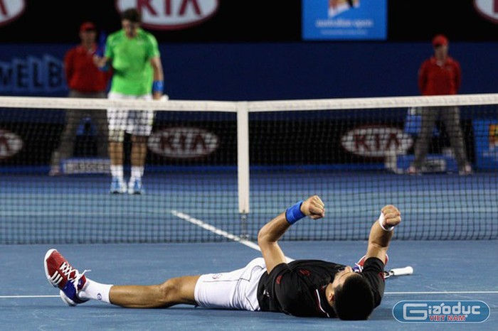 Và trận đấu đã đến hồi kết. Nadal có một break point ở ván cuối cùng nhưng không giành được sau khi Djokovic thực hiện cú giao bóng ăn điểm trực tiếp. Một cú thuận tay khác kết thúc trận đấu sau 5 giờ 53 phút, và Novak Djokovic đoạt ngôi vô địch đơn nam Úc mở rộng 2012.