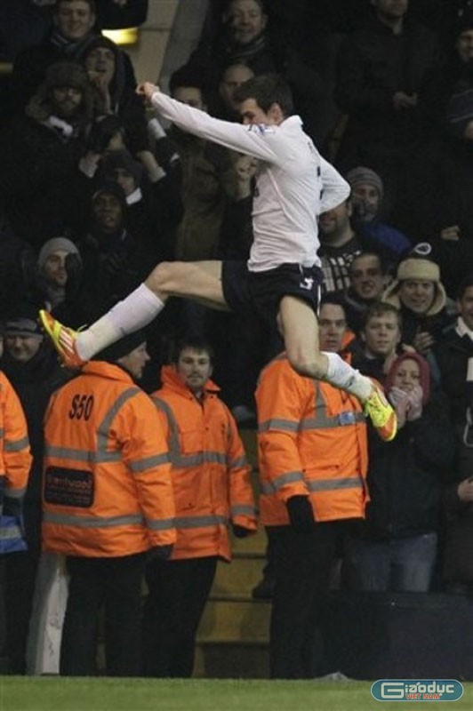 Và sau đó Bale thực hiện một cú nhảy ngộ nghĩnh để ăn mừng