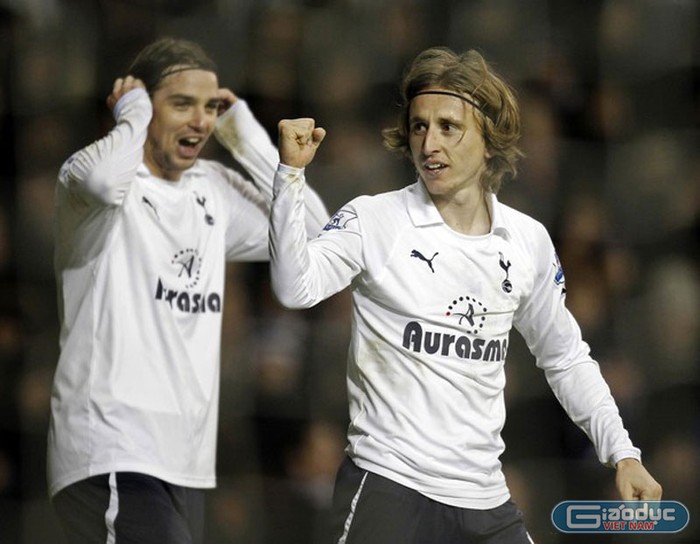 Luka Modric nâng tỷ số lên 2-0