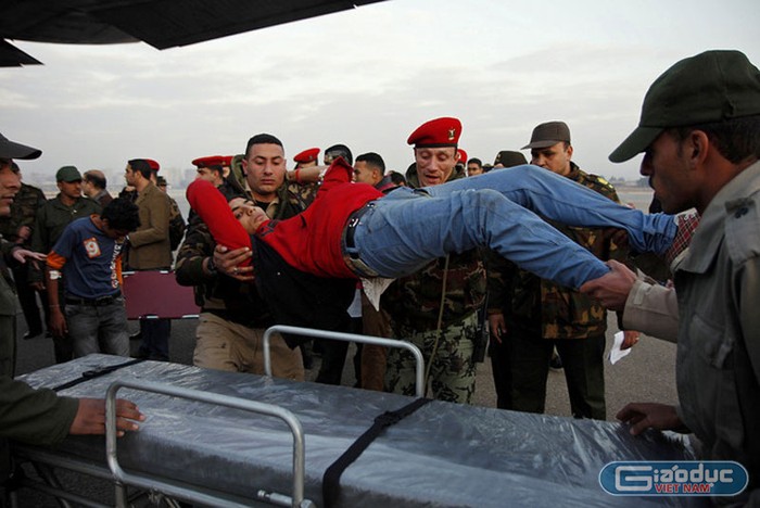 Những người bị thương được đưa lên máy bay để chở tới bệnh viện tại Cairo