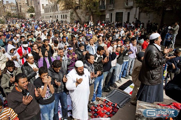 Buổi trưa, các tín đồ đạo Hồi thực hiện lễ cầu nguyện ngày thứ Sáu truyền thống, bạo loạn chỉ tạm dừng trong thời gian ngắn