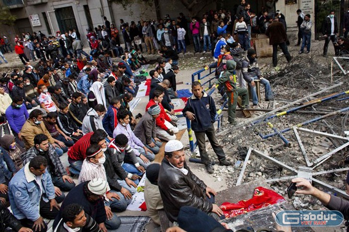 Người dân Cairo đã không đến thánh đường như mọi khi. Họ cầu nguyện bên đống đổ nát.