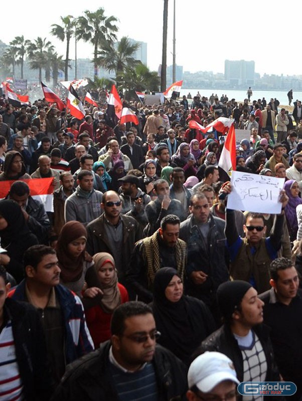 Ở thành phố ven biển Alexandria, những cuộc biểu tình cũng được tổ chức với số lượng người tham gia rất đông đảo