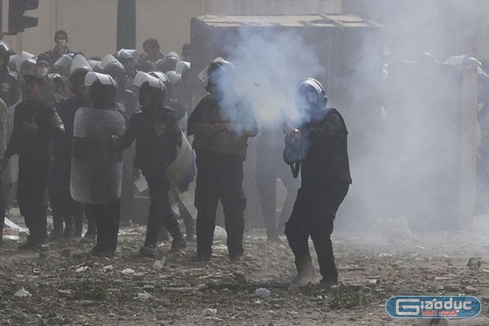 Họ tiếp tục dùng hơi cay để giải tán đám đông đang tìm cách bao vây trụ sở Bộ nội vụ Ai Cập.