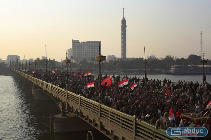 Hàng ngàn người đổ ra đường và kéo đến trước cửa trụ sở bộ Nội vụ Ai Cập để bày tỏ nỗi bất bình trước sự thờ ơ của lực lượng an ninh tại sân Port Said