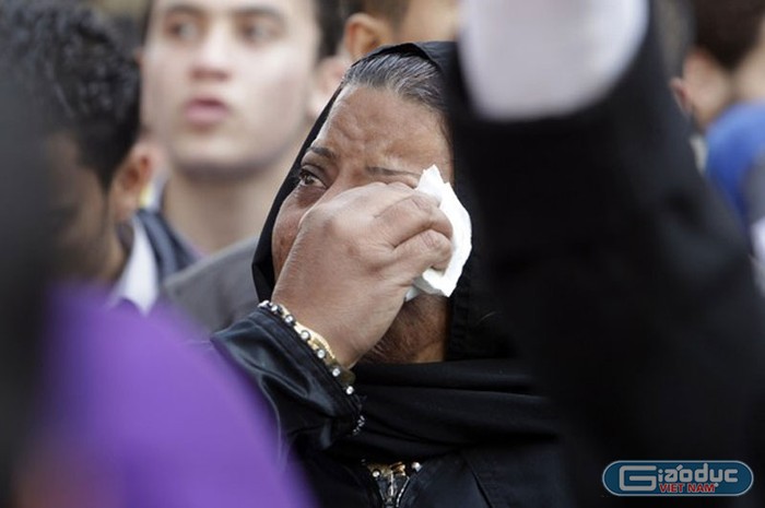 Một người phụ nữ gạt nước mắt trong đoàn biểu tình