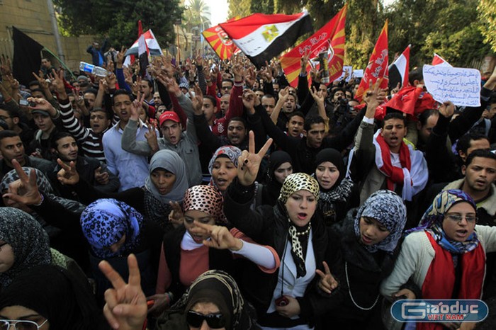 Người dân Ai Cập không mù, không điếc. Họ chứng kiến trận đấu, họ thấy mọi sự bất thường, và không gì bất thường hơn với họ ngoài sự thờ ơ của cảnh sát lẫn quân đội