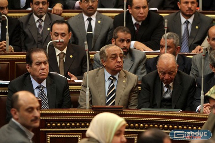 Trong lúc những người Ai Cập đang đổ xuống đường, cuộc họp khẩn cấp được chính phủ của thủ tướng Kamal al-Ganzuri chủ trì diễn ra trong sự căng thẳng. Mọi trách nhiệm đang bị dội lên đầu quân đội khi không làm được gì để ngăn chặn bạo loạn