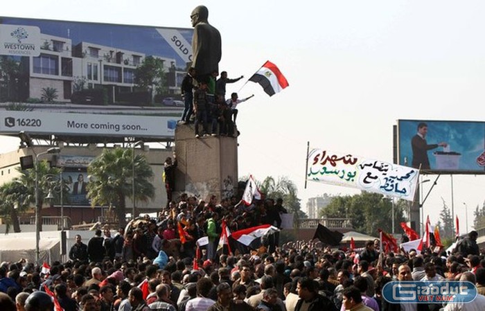 Gần 10.000 người biểu tình đã tụ tập để bày tỏ sự đau thương sau cái chết của 74 người tại Port Said.