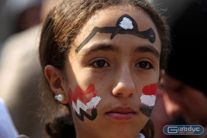 Đôi mắt buồn thảm của một cô bé Ai Cập. Xứ sở Pharaoh đã trải qua sóng gió trong hơn 1 năm qua, nhưng cho tới bây giờ những đứa trẻ như em vẫn chưa được sống trong yên bình