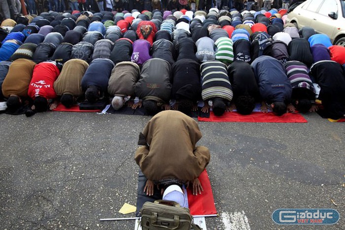 Những người Ai Cập cầu nguyện bên ngoài sân vận động của Al-Ahly