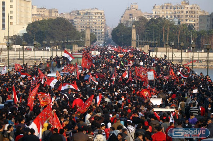 Đoàn người biểu tình tiến về trụ sở Bộ Nội vụ ở gần quảng trường Tahir, địa điểm lịch sử của cuộc cách mạng 2011. Họ phá bỏ tất cả những barrier có dây thép gai trên đường đi.