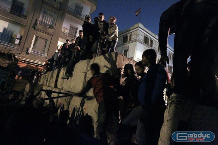 Đến tối, đoàn biểu tình đã tiếp cận tòa nhà Bộ nội vụ. Họ ra sức dỡ bỏ những khối bê tông do cảnh sát dàn ra để chặn đường
