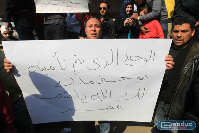 Tấm biểu ngữ này viết: “Người duy nhất đang được bảo vệ là Hosni Mubarak. Chỉ có Chúa mới đứng về phía Ai Cập”.