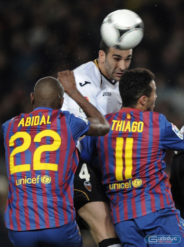 Adail Rami (áo trắng) có một trong những cơ hội ít ỏi của trận đấu bên phía Valencia.