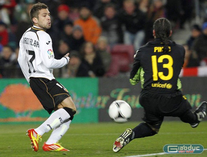 Pinto xuất sắc cản phá bóng trong một pha đối mặt với Jordi Alba