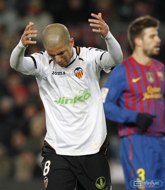 14 phút trước khi hết giờ, Valencia chỉ còn 10 người trên sân sau khi Sofiane Feghouli bị đuổi vì đánh nguội với Carles Puyol