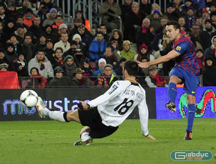 Xavi kết liễu Valencia ở phút 81 sau một chuỗi những pha phối hợp tấn công với Fabregas và Messi