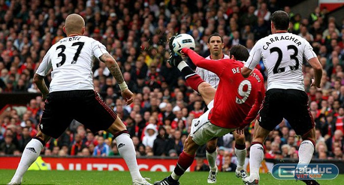 Manchester United 3-2 Liverpool (19/9/2010) - “Berbatop”: Một cú đúp của Berbatov đưa Man Utd dẫn trước, trong đó cú ngả bàn đèn ở bàn thắng thứ hai là một trong những pha dứt điểm đẹp nhất mùa bóng. Steven Gerrard tận dụng những sai lầm của hàng thủ chủ nhà để san bằng tỷ số, nhưng một cú đánh đầu ở cuối trận của Berbatov giúp anh hoàn tất cú hat-trick và ấn định thắng lợi 3-2.