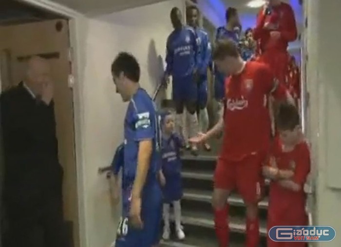 Nhưng không phải lúc nào mọi thứ cũng căng thẳng, như giữa Steven Gerrard với cậu bé của Chelsea này