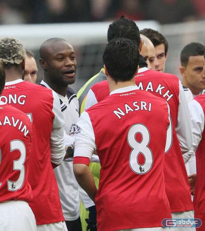 ... Thì Nasri đã quyết định sẽ không bắt tay Gallas, điều mà các cầu thủ Arsenal vẫn làm với Gallas mỗi khi gặp anh