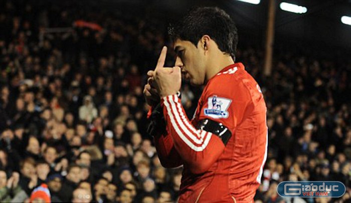 Suarez chĩa ngón tay giữa về phía khán giả Fulham