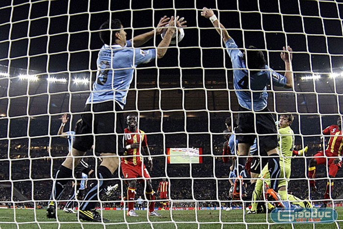 Pha cứu bóng nổi tiếng của Suarez ở World Cup 2010