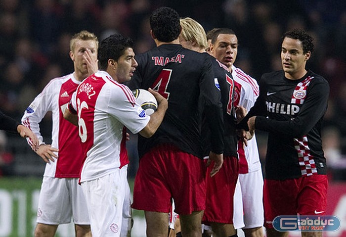Ngày còn ở Ajax, Suarez đã nổi tiếng vì thái độ gian lận của mình