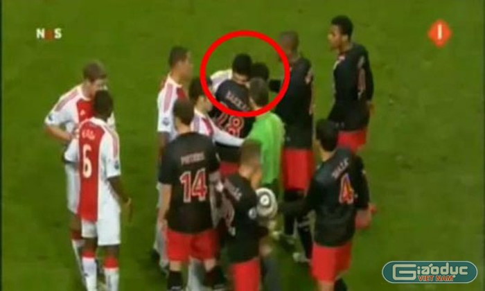 Suarez cắn cổ cầu thủ Bakkal của PSV và bị treo giò 7 trận. Trong thời gian này, Ajax bắt đầu tìm cách tống khứ Suarez, và đó là lý do vì sao anh tới Liverpool