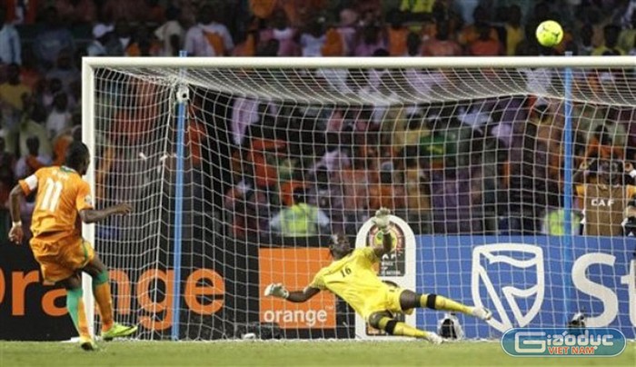 Nhưng, trong một khoảnh khắc có thể nói là quyết định của trận đấu, Drogba sút bóng lên trời trong sự mừng rỡ của các cầu thủ Zambia