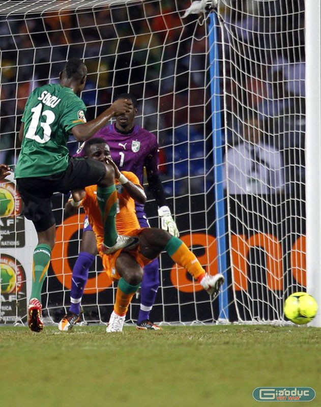 Nathan Sinkala suýt nữa mang lại lợi thế dẫn trước cho Zambia ở phút thứ 1, nhưng Boubacar Barry đã xuất thần đổ người cản phá.