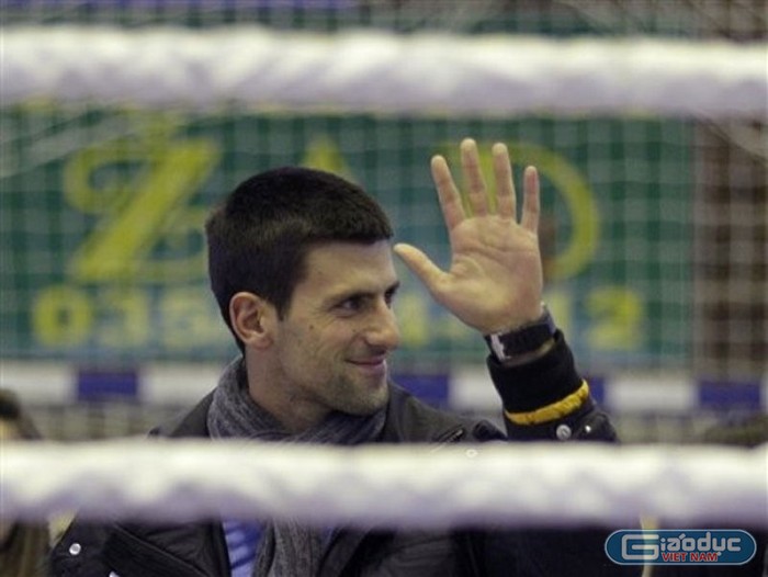 9. Novak Djokovic vừa có được vinh dự khi được Tổng thống Serbia, ông Boris Tadic, quyết định trao tặng huân chương ngôi sao Ngôi sao Hoàng tử Karadjordjeva, huân chương cao nhất của nhà nước cộng hòa Serbia. Tổng thống Tadic cho biết Djokovic, tay vợt số 1 thế giới và 3 lần vô địch Grand Slam, xứng đáng với huân chương này vì đã làm rạng danh cho quốc gia Balkan này. Anh sẽ chính thức được trao tước hiệu vào ngày thứ Tư này, đúng vào ngày Quốc khánh của Serbia.