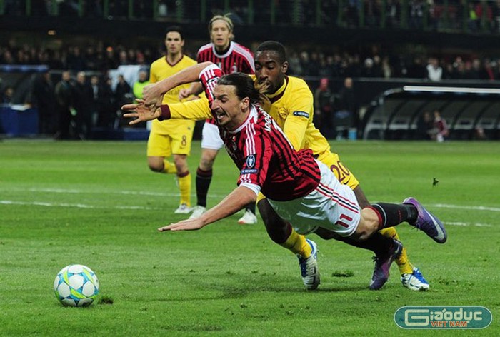 Mọi hy vọng của Arsenal tắt lụi ở phút 78. Johan Djourou đẩy ngã Ibrahimovic trong vòng cấm và Milan được hưởng quả phạt đền.