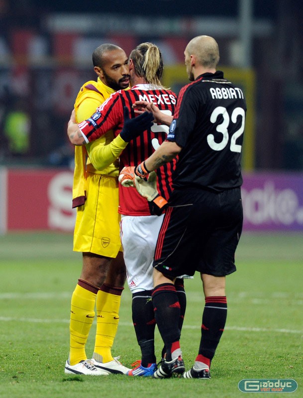 Đầu hiệp 2, Thierry Henry xuất hiện trên sân để khiến các fan Arsenal mơ về một màn lội ngược dòng