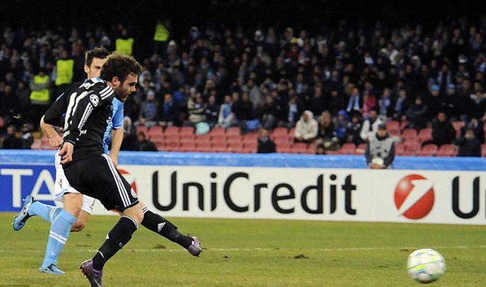 Phút 28, Paolo Cannavaro phá bóng hỏng khiến Juan Mata tận dụng cơ hội để dứt điểm mở tỷ số.