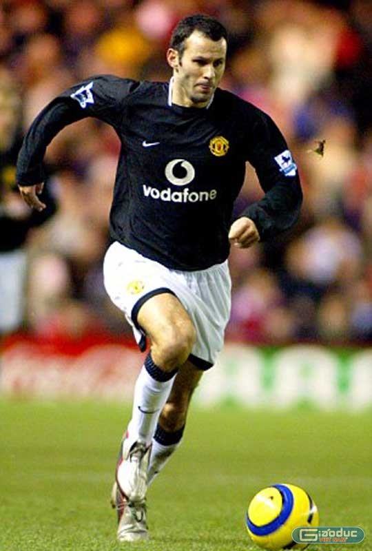 2005: MU với sự xuất hiện của tân binh Wayne Rooney một lần nữa lọt vào chung kết FA Cup nhưng bị Arsenal đánh bại trong loạt luân lưu đầu tiên trong lịch sử chiếc cúp này. Chelsea của Jose Mourinho lầm lũi đi tới chức vô địch trong khi MU chỉ về thứ 3. Giggs tiếp tục là một nhân vật then chốt ở Old Trafford, và anh đã được tôn vinh trong Ngôi nhà danh vọng của bóng đá Anh.