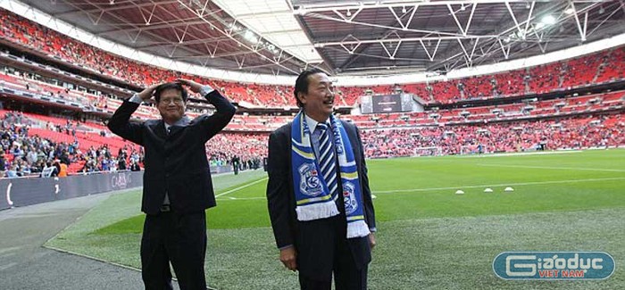 Vị chủ tịch người Malaysia của Cardiff vẫy chào các CĐV
