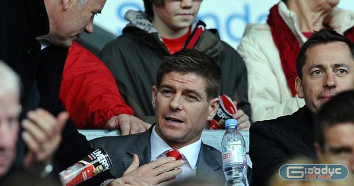 Sau khi nâng cúp ở Wembley (đúng với mơ ước), Gerrard được đặc cách ngồi... trên khán đài Anfield