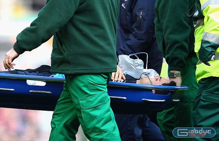 Cựu tiền vệ của Everton đã bị vỡ quai hàm và phải vào bệnh viện