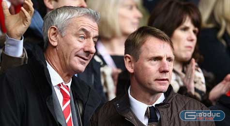 HLV tạm quyền ĐT Anh Stuart Pearce (phải) và cựu danh thủ Liverpool Ian Rush theo dõi trên khán đài