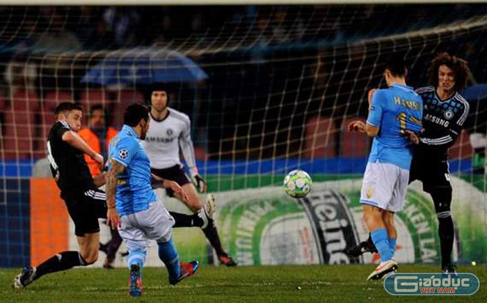 Trận thua 1-3 ở lượt đi vòng 1/16 Champions League trước Napoli đẩy Chelsea tới bờ vực.