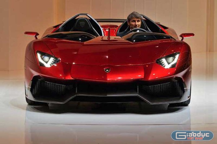 Chiếc Lamborghini Aventador được giới thiệu bởi CEO của Lamborghini, ông Stephan Winkelmann