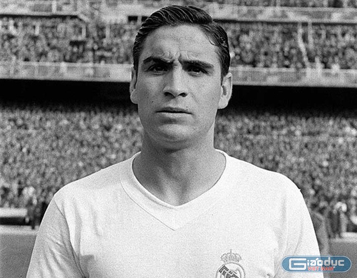 4. Marcos “Marquitos” Alonso Imaz, huyền thoại của Real Madrid đã trút hơi thở cuối cùng ở tuổi 78 vào ngày 6/3. Marquitos đã chơi cho Los Blancos trong giai đoạn 1954 – 1962 và giúp đội bóng Hoàng gia vô địch châu Âu trong 5 mùa giải liên tiếp (từ 1955/56 đến 1959/60). Trùng hợp thay khi Marquitos mất đúng vào ngày Real kỷ niệm 110 năm thành lập.