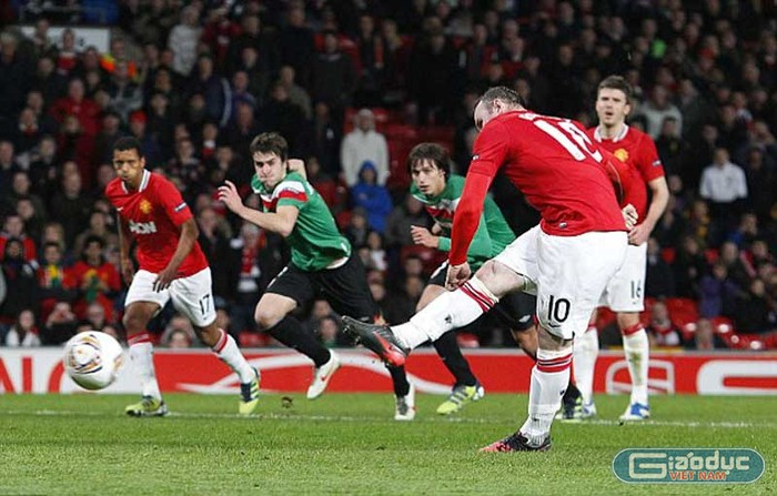 2 phút sau, Rooney dứt điểm trên chấm penalty mang lại hy vọng muộn cho Quỷ Đỏ