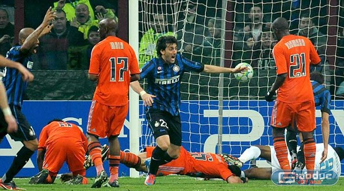 Tại Milan, Diego Milito san bằng tỷ số 1-1 sau 2 lượt trận giữa Inter và Marseille