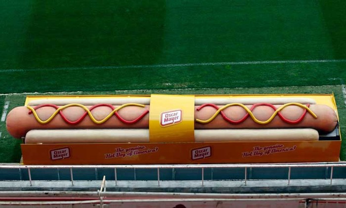 Để tìm kiếm nguồn tiền lớn hơn, Sevilla quyết định cho phép nhà sản xuất đồ ăn Oscar Mayer biến mái của băng ghế dự bị trên sân thành một miếng xúc xích khổng lồ.