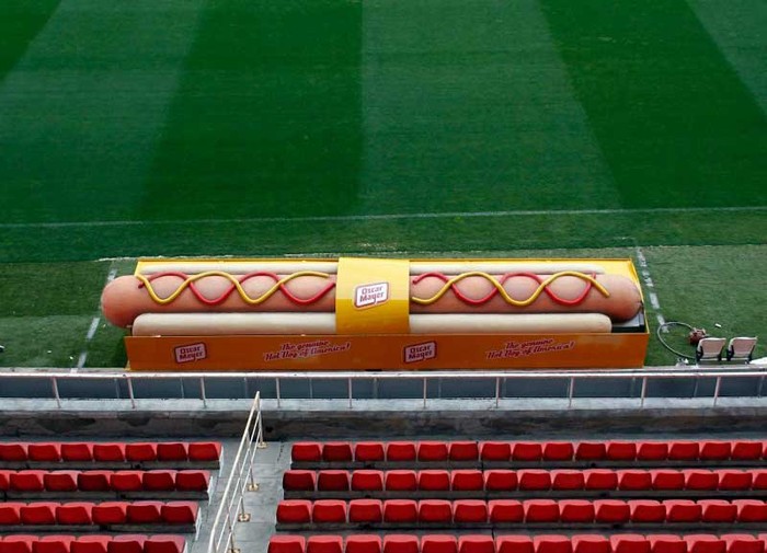 Băng ghế dự bị mới này được cho ra mắt trong trận thua 0-2 của Sevilla trước Barcelona. Đây là một trải nghiệm mới cho các nhà ĐKVĐ châu Âu: họ được ngồi dưới một cái ống nhựa khổng lồ với nước xốt và mù tạc ở trên đó.
