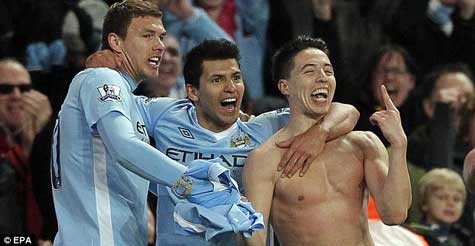 Các cầu thủ Man City ăn mừng bàn thắng ấn định tỷ số của Samir Nasri