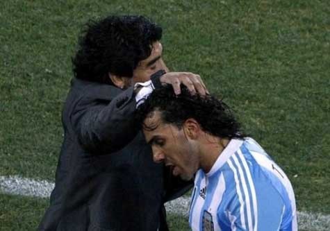 Diego Maradona có một mối quan hệ như cha - con với Carlos Tevez