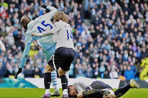 Mario Balotelli đạp vào người Scott Parker nhưng không bị trừng phạt mà còn ghi bàn thắng mang lại 3 điểm cho Man City trước Tottenham